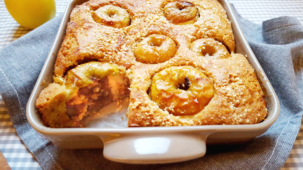 Torta di mandorle alle mele intere ripiene2