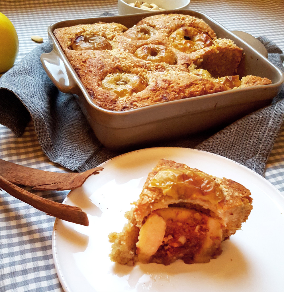 Torta di mandorle alle mele intere ripiene3