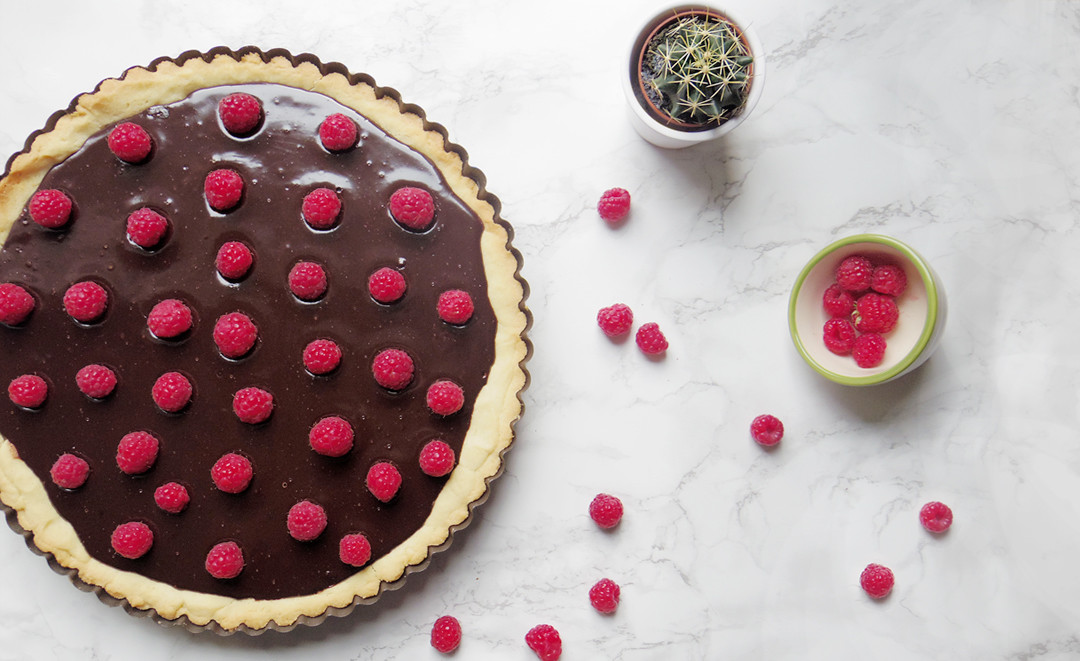 Torta al cioccolato morbido e lamponi