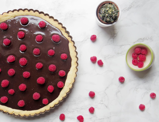 Torta al cioccolato morbido e lamponi