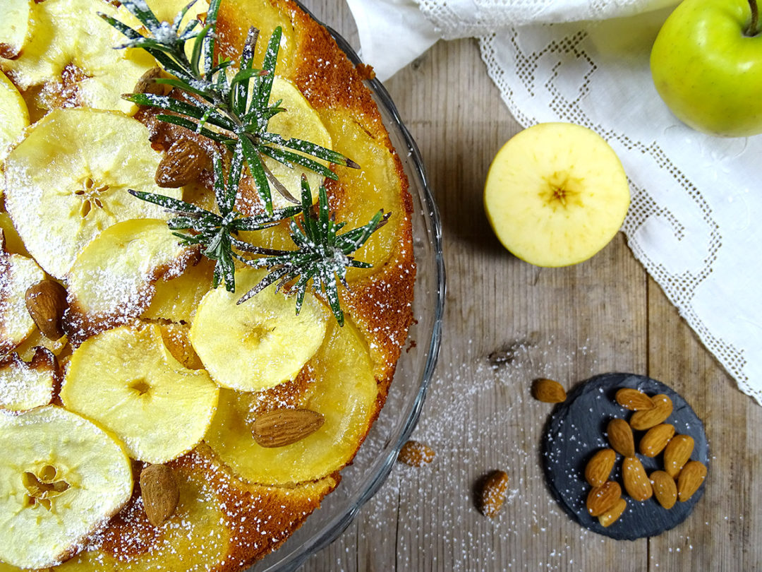 Torta rovesciata di mele al miele e rosmarino